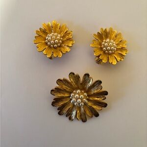 Gold Floral Jewelry Set with Pearls